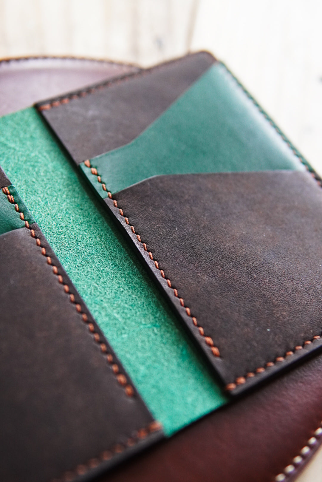 Beacon Vertical Bifold - Butter and Pueblo