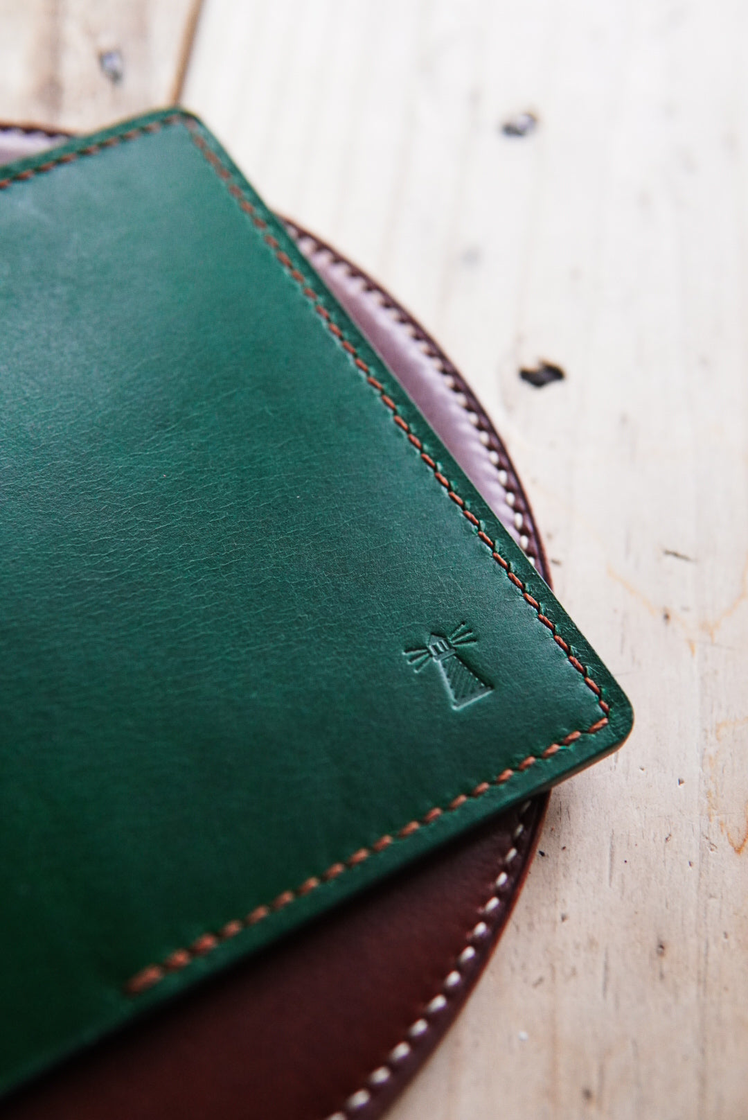 Beacon Vertical Bifold - Butter and Pueblo