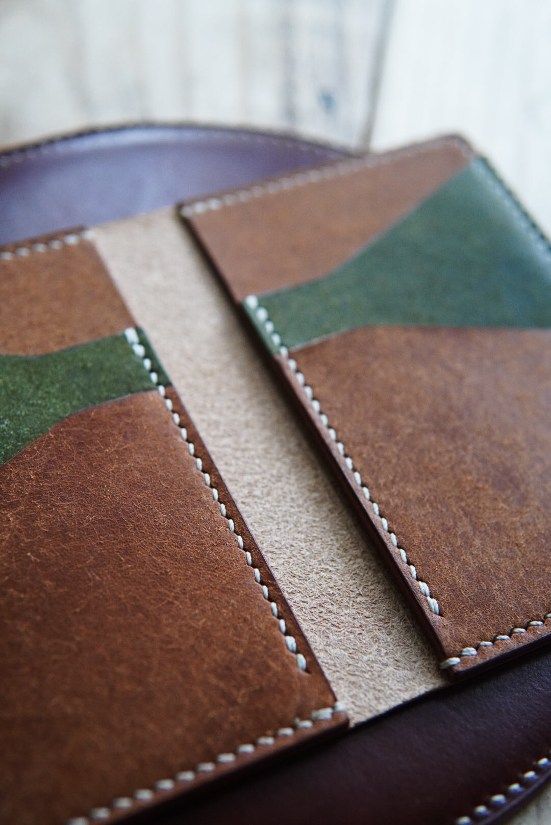 Beacon Vertical Bifold - Butter and Pueblo